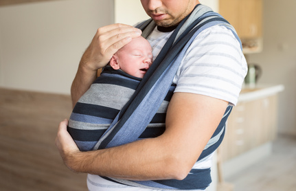 portage bébé en écharpe, kiné bébé, torticolis, plagiocéphalie, tête plate